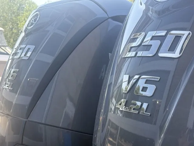 Slide: The Image of Robalo R270 Center Console 2024 - 15