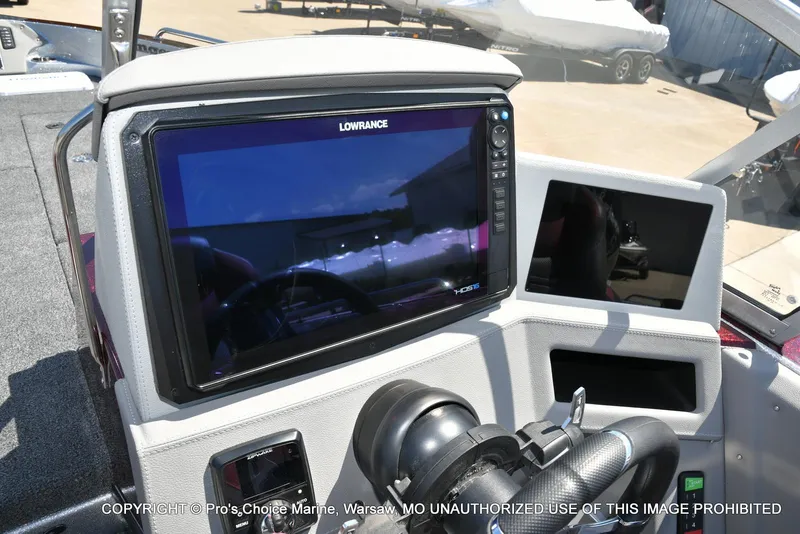 Slide: The Image of Ranger 621FS Pro Lowrance Equipped 2025 - 34