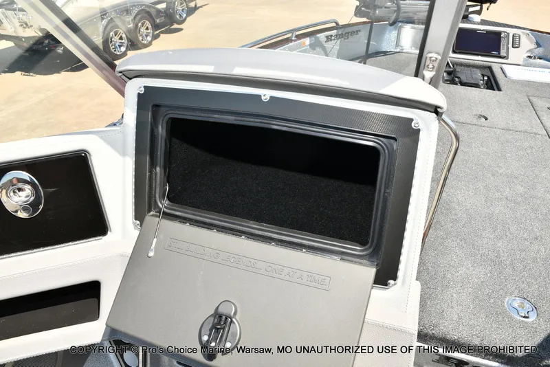 Slide: The Image of Ranger 621FS Pro Lowrance Equipped 2025 - 37