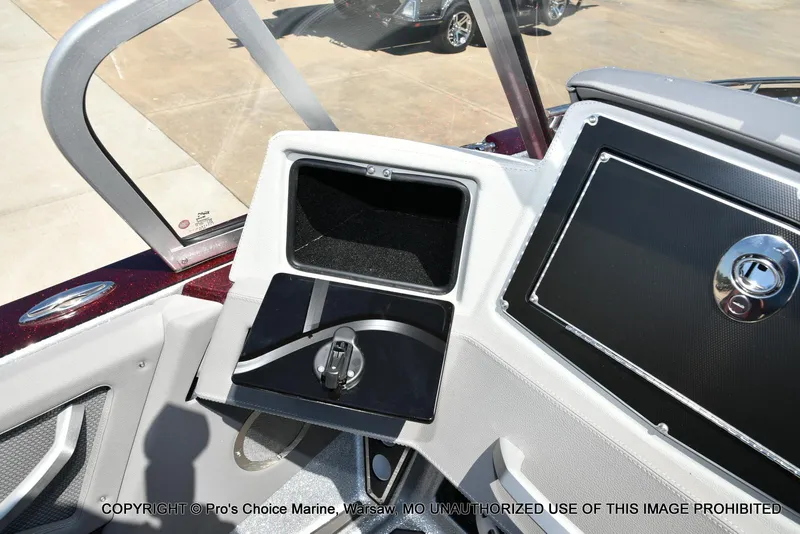 Slide: The Image of Ranger 621FS Pro Lowrance Equipped 2025 - 38