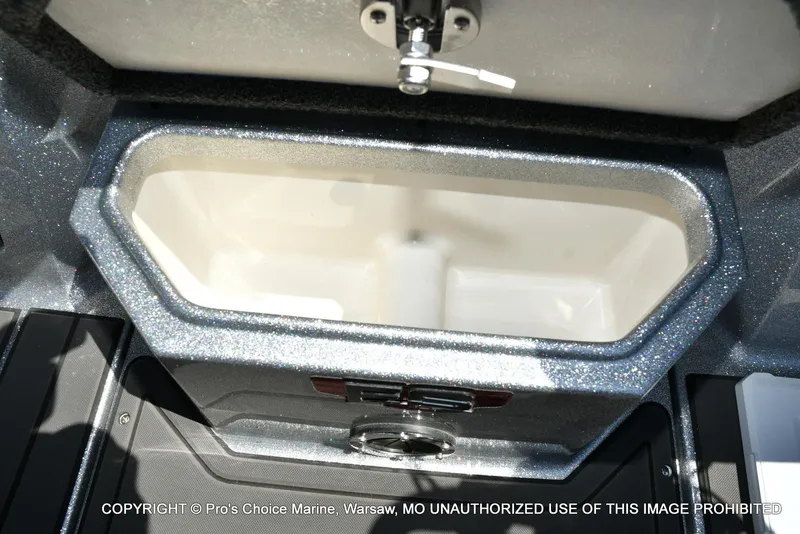 Slide: The Image of Ranger 621FS Pro Lowrance Equipped 2025 - 40