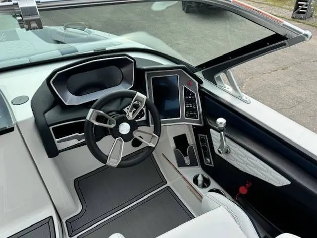 Slide: The Image of MasterCraft X26 2020 - 10