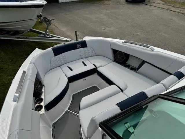 Slide: The Image of MasterCraft X26 2020 - 11