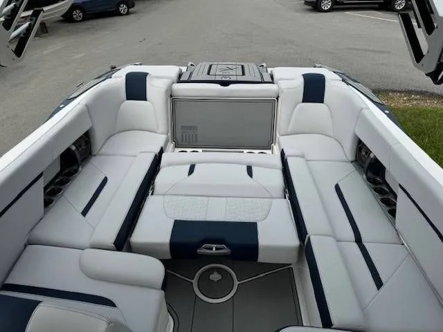 Slide: The Image of MasterCraft X26 2020 - 15