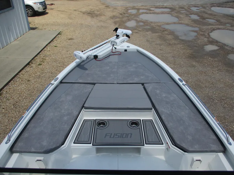 Slide: The Image of 2025 Avid 23 Fusion boat with cushioned deck and trolling motor. - 20