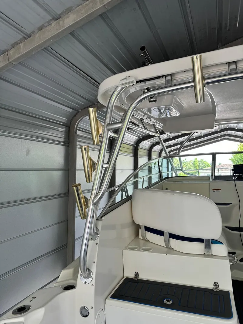 Slide: The Image of 2005 Seaswirl Striper 2901 Walkaround O/B in a covered storage area. - 12
