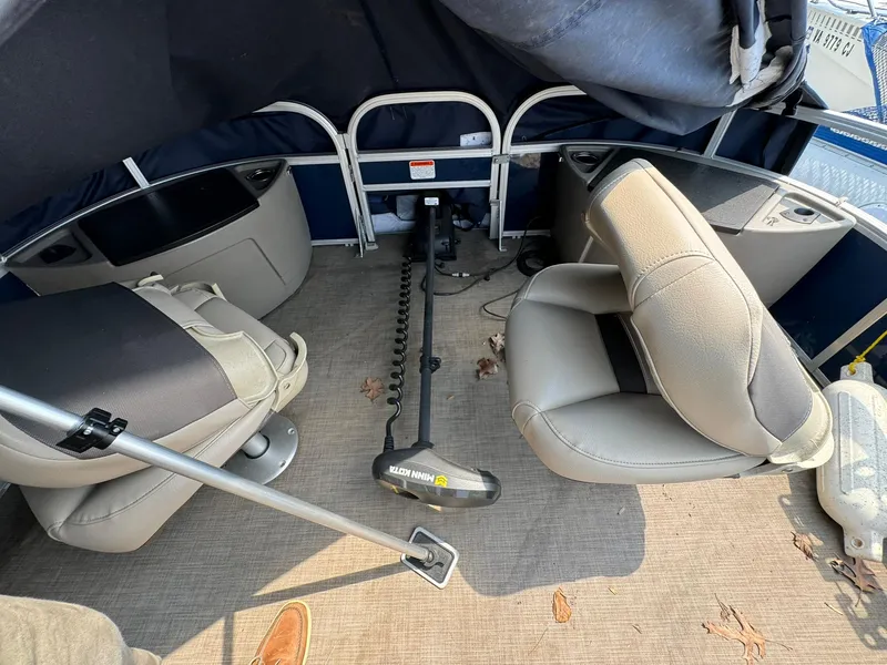 Slide: The Image of 2020 Tracker FISHIN 22 BARGE DLX interior with seating and trolling motor. - 4