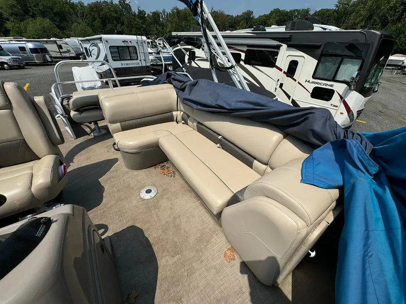 Slide: The Image of 2020 Tracker FISHIN 22 BARGE DLX pontoon boat with beige seating and blue cover. - 9