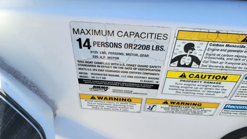 Slide: The Image of Capacity label on 2019 Hurricane SUNDECK 217 PROJECT boat, max 14 people or 2208 lbs. - 18