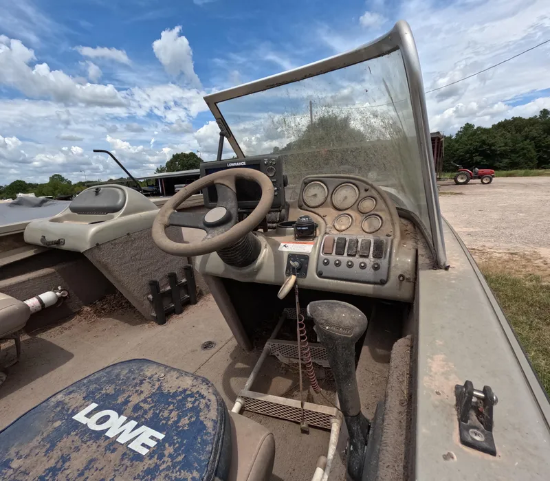 Slide: The Image of 2005 Lowe Fish & Ski FS175 boat interior with steering wheel and dashboard controls. - 14