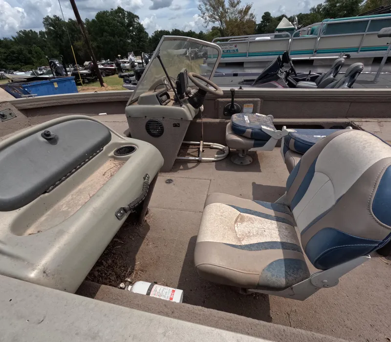 Slide: The Image of 2005 Lowe Fish & Ski FS175 interior with seating and steering console. - 15