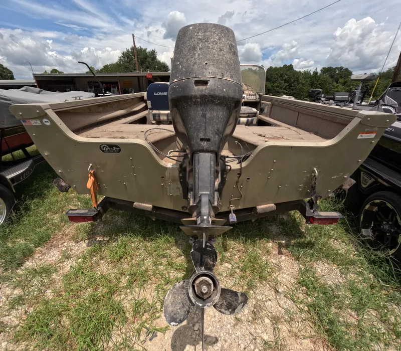 Slide: The Image of 2005 Lowe Fish & Ski FS175 boat with outboard motor, parked on grass. - 18