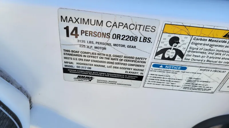 Slide: The Image of Capacity label on 2018 Hurricane SUNDECK 217 PROJECT boat, max 14 persons or 2208 lbs. - 21