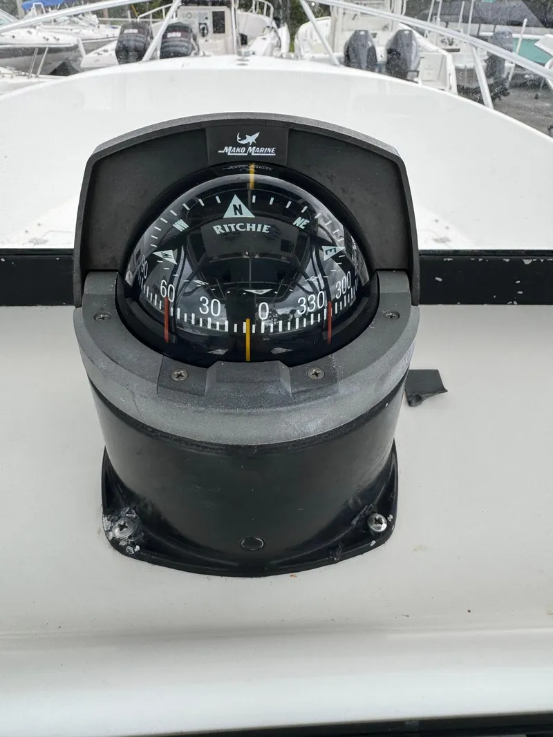 Slide: The Image of Mako 252 Center Console 1999 - 13