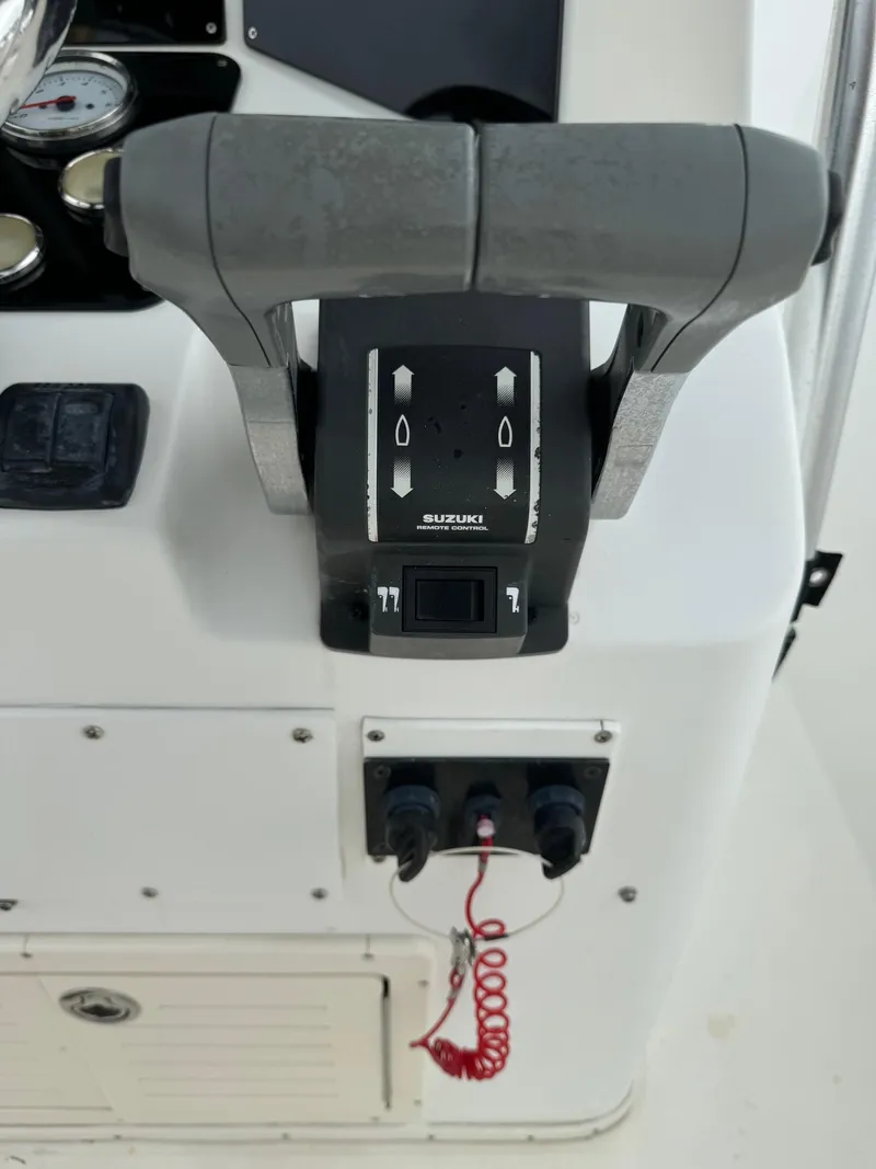 Slide: The Image of Mako 252 Center Console 1999 - 15