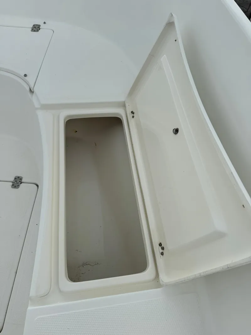 Slide: The Image of Mako 252 Center Console 1999 - 22