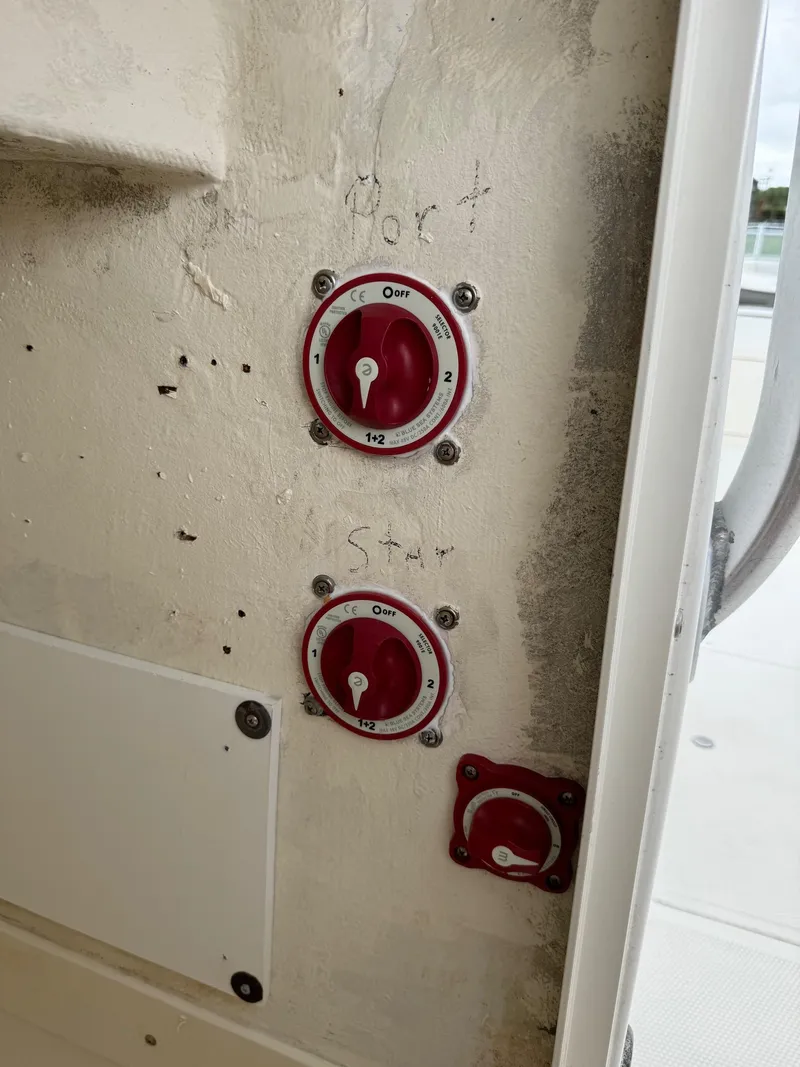 Slide: The Image of Mako 252 Center Console 1999 - 27