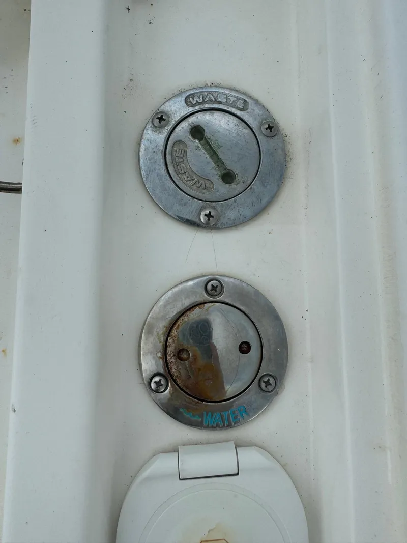 Slide: The Image of Mako 252 Center Console 1999 - 31