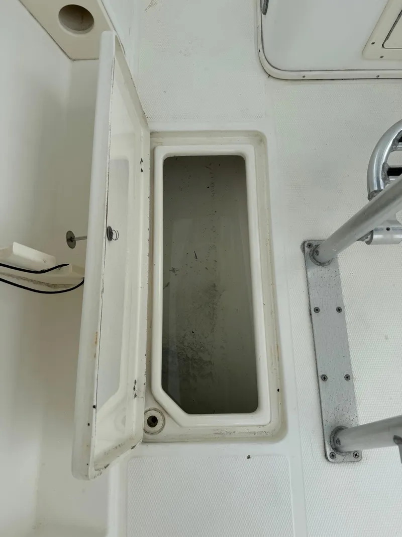 Slide: The Image of Mako 252 Center Console 1999 - 33