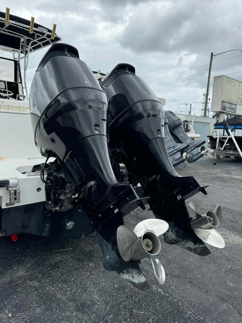 Slide: The Image of Mako 252 Center Console 1999 - 41