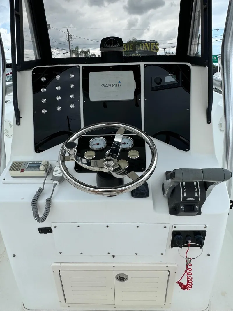 Slide: The Image of Mako 252 Center Console 1999 - 8