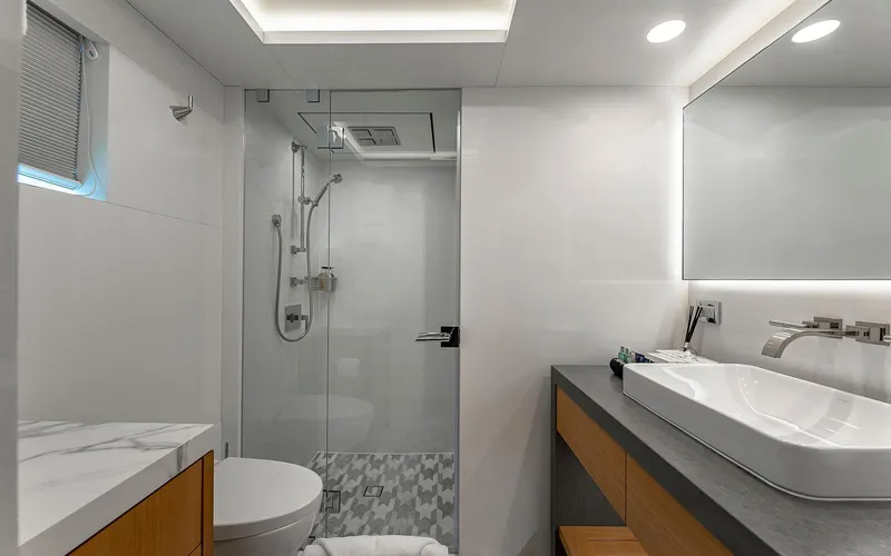 Slide: The Image of 165' Feadship 2000 (REVERIE) Guest Ensuite - 21