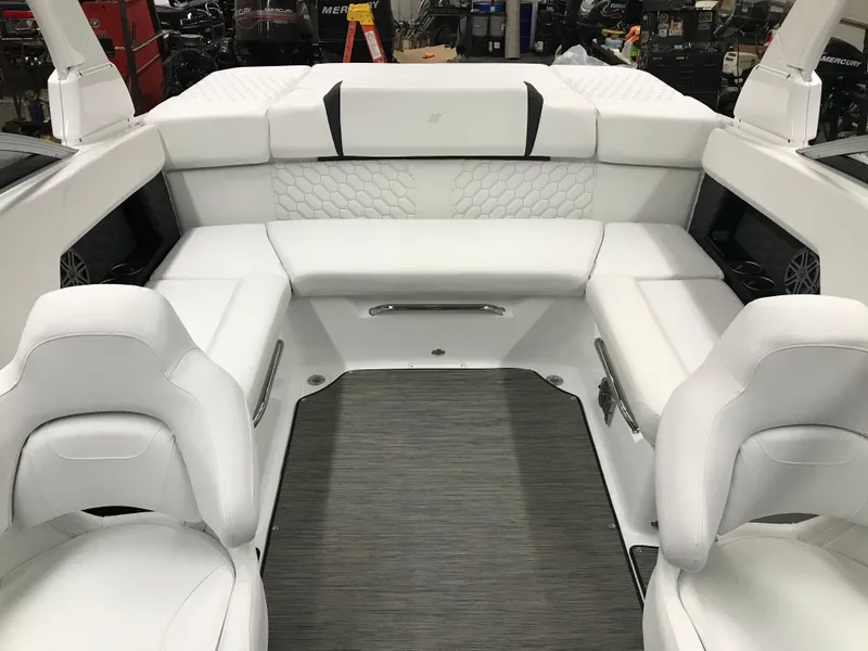 Slide: The Image of Four Winns H4 2025 - 53