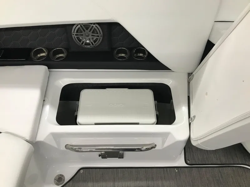 Slide: The Image of Four Winns H4 2025 - 54