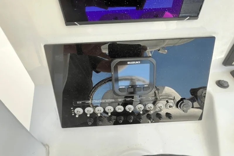 Slide: The Image of Sea Pro 239 CC 2021 - 24