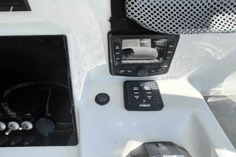 Slide: The Image of Sea Pro 239 CC 2021 - 25