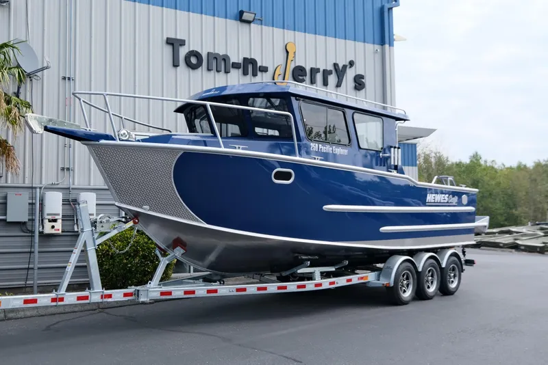 The Image of 2024 Hewescraft 250 Pacific Explorer boat on trailer outside Tom-n-Jerry's store. - 1