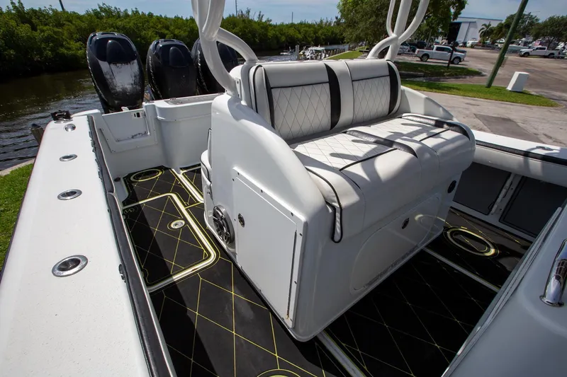 Slide: The Image of Yellowfin 36 2010 - 14