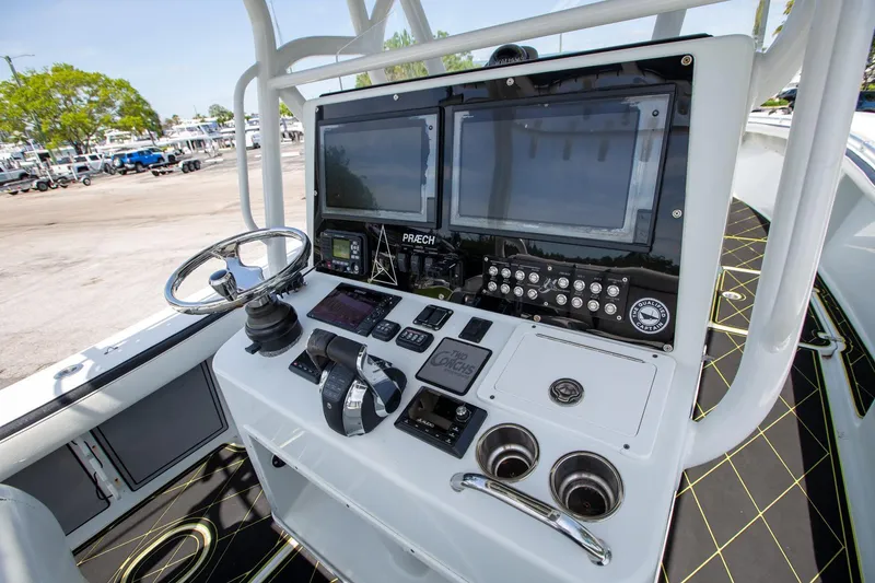 Slide: The Image of Yellowfin 36 2010 - 15