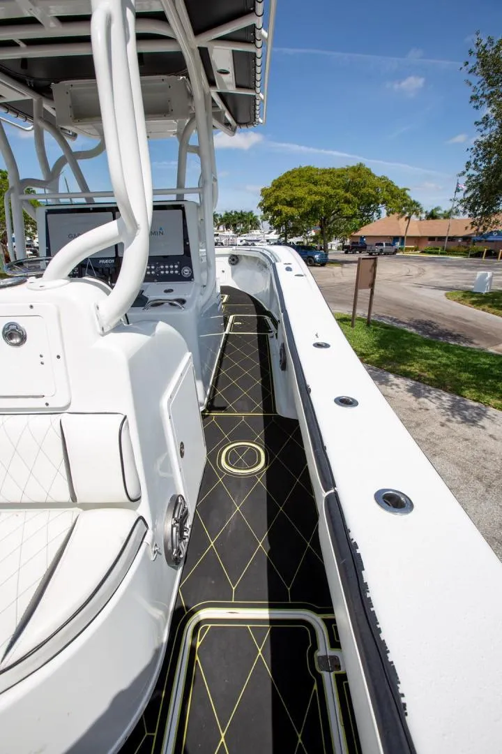 Slide: The Image of Yellowfin 36 2010 - 9