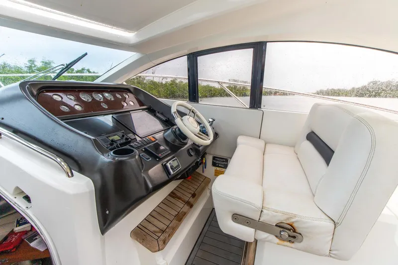 Slide: The Image of Sunseeker 47 Catmandu - Helm - 1