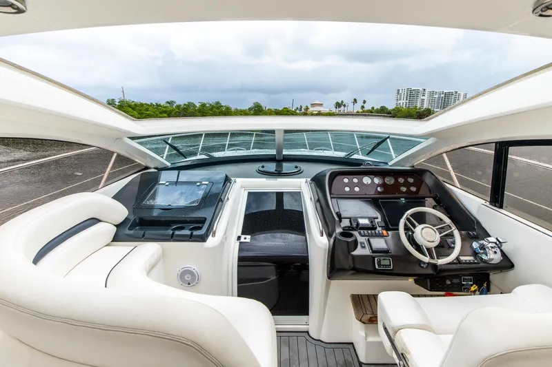 Slide: The Image of Sunseeker 47 Catmandu - Helm - 19