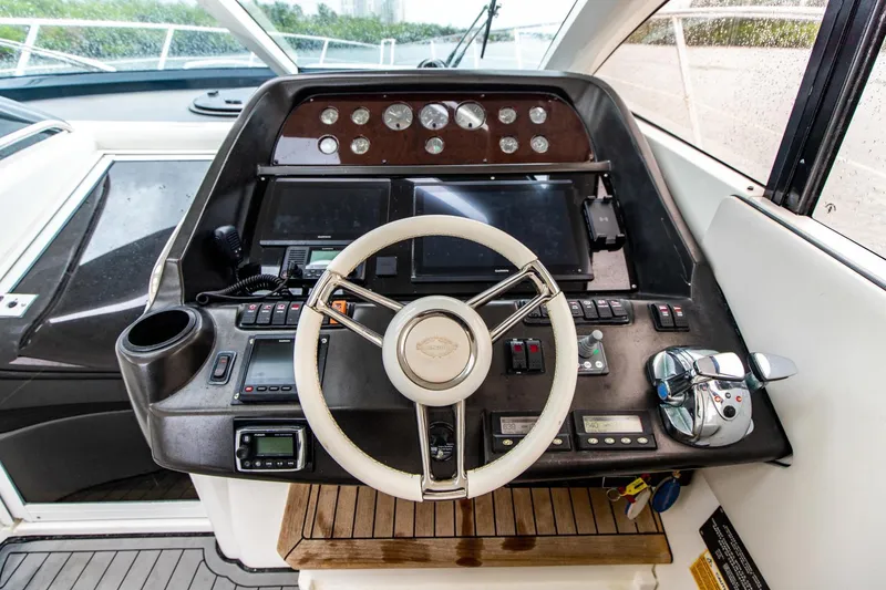 Slide: The Image of Sunseeker 47 Catmandu - Helm - 20