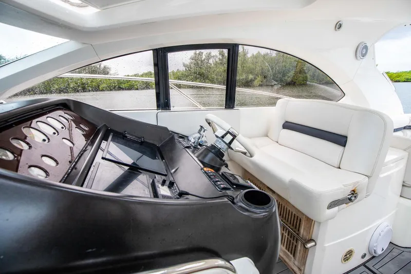 Slide: The Image of Sunseeker 47 Catmandu - Helm Seating - 23