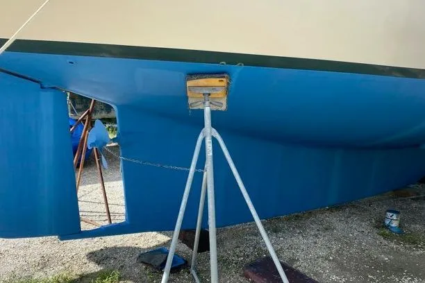 Slide: The Image of Underside of a 2001 Island Packet 420 yacht on stands. - 34