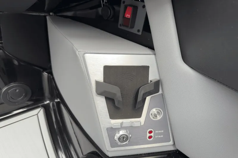 Slide: The Image of MasterCraft X22 2025 - 33