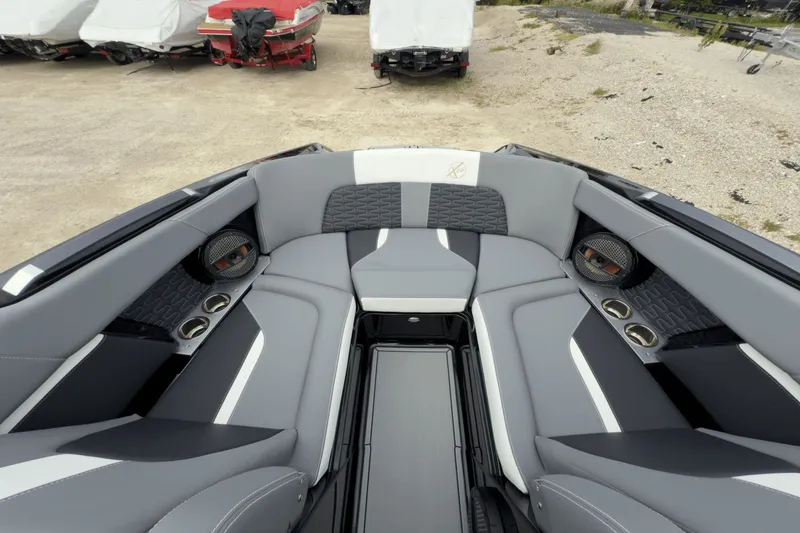 Slide: The Image of MasterCraft X22 2025 - 37