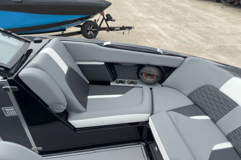 Slide: The Image of MasterCraft X22 2025 - 38