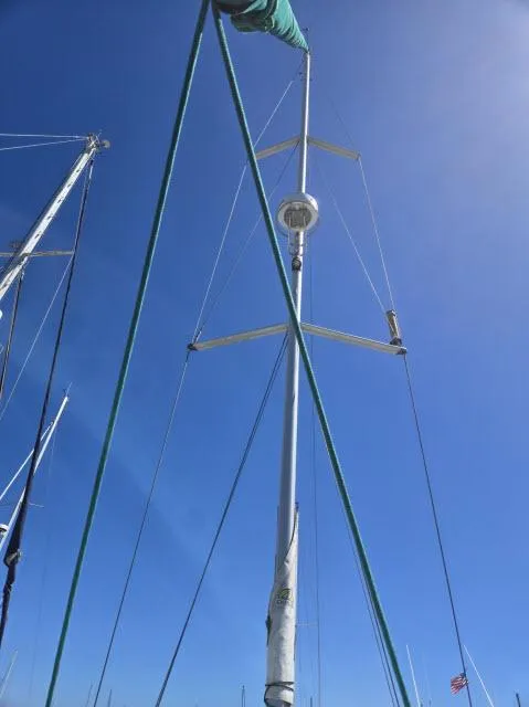 Slide: The Image of Mast of 2003 Beneteau 42CC Oceanis Clipper sailboat against clear blue sky. - 31