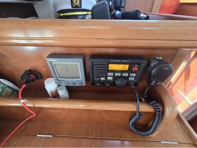 Slide: The Image of Navigation equipment on 2003 Beneteau 42CC Oceanis Clipper yacht, featuring radio and display. - 9