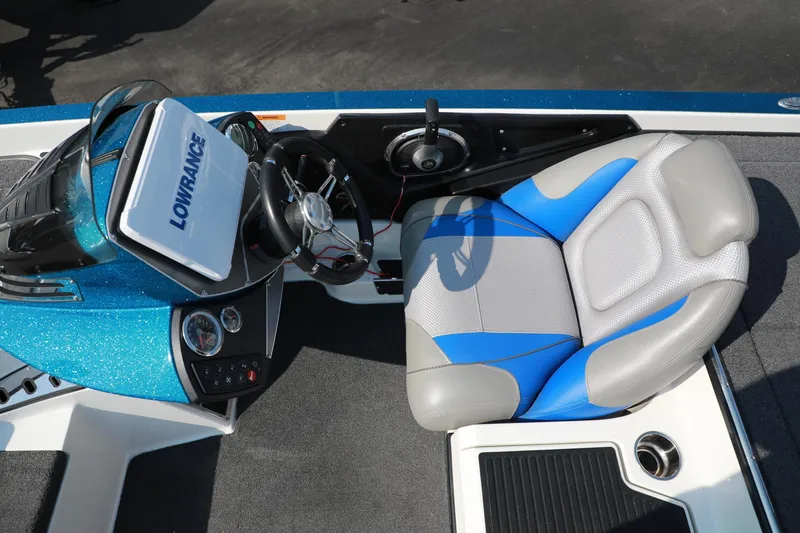 Slide: The Image of 2018 Ranger 521C boat cockpit with Lowrance electronics and blue-gray seating. - 10