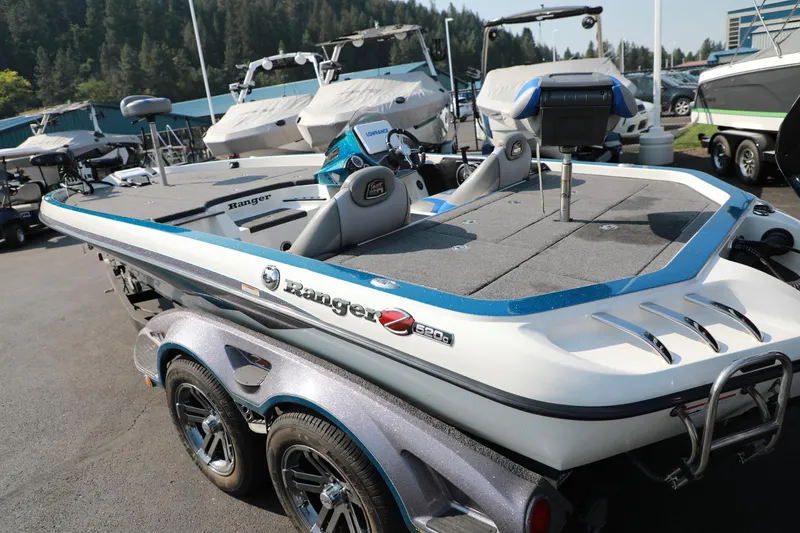 Slide: The Image of 2018 Ranger 521C boat in a marina, surrounded by other boats. - 5