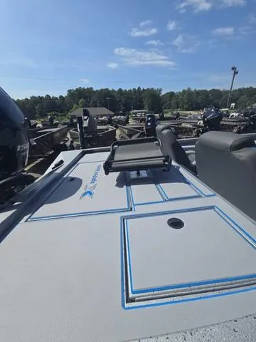 Slide: The Image of Xpress H20C Crappie 2025 - 12