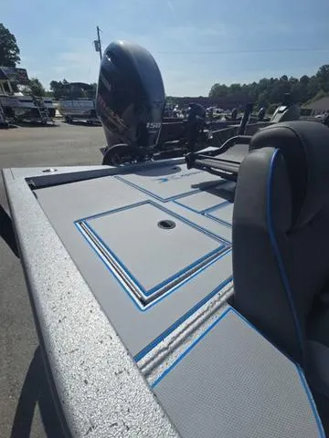 Slide: The Image of Xpress H20C Crappie 2025 - 14