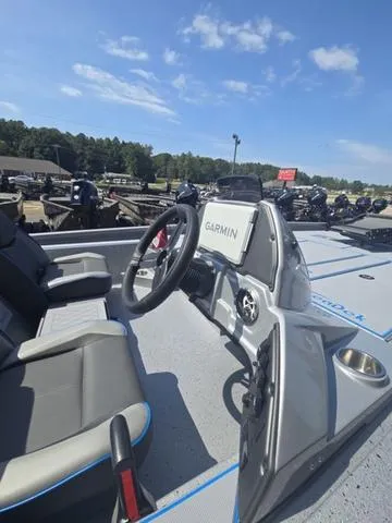 Slide: The Image of Xpress H20C Crappie 2025 - 15