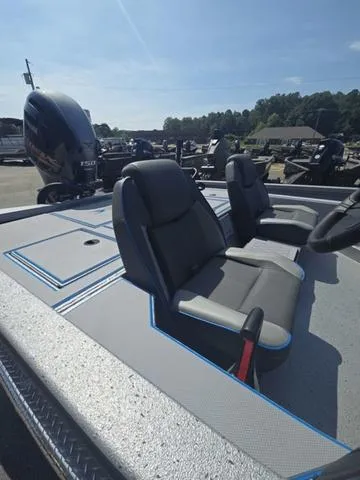 Slide: The Image of Xpress H20C Crappie 2025 - 16